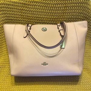Latched coach turn lock tote